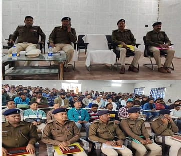 जामताड़ा में साइबर अपराध को लेकर बैंक अधिकारियों के साथ बैठक करते एसपी राजकुमार मेहता