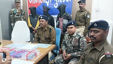 जामताड़ा पुलिस साइबर अपराध छापेमारी में गिरफ्तार तीन आरोपी और बरामद मोबाइल