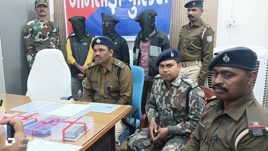 जामताड़ा पुलिस साइबर अपराध छापेमारी में गिरफ्तार तीन आरोपी और बरामद मोबाइल
