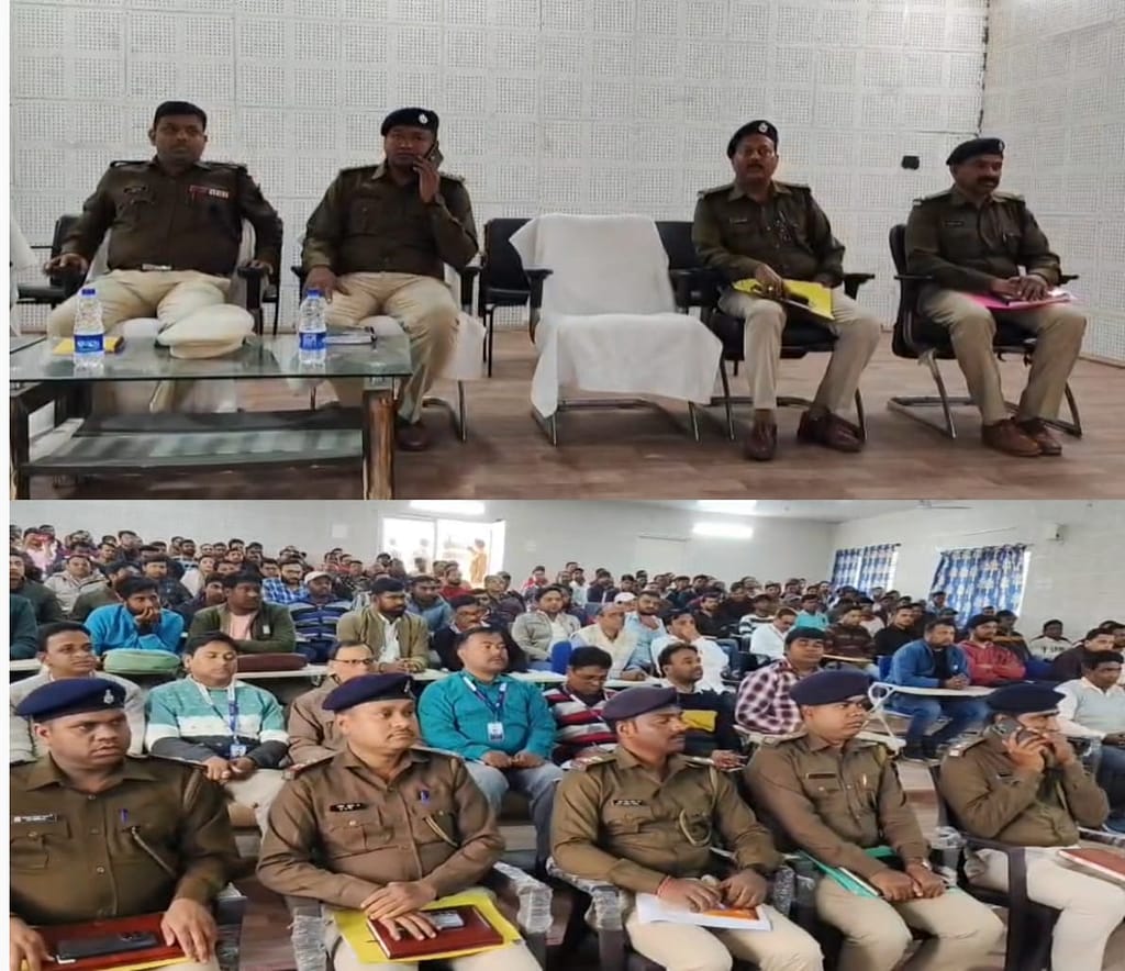 जामताड़ा में साइबर अपराध को लेकर बैंक अधिकारियों के साथ बैठक करते एसपी राजकुमार मेहता