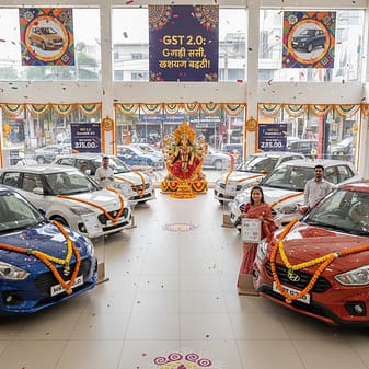 रंगीन कार डीलरशिप में जश्न, GST 2.0 और नवरात्रि सेल के दौरान मारुति और हुंडई कारों के साथ उत्सव का माहौल
