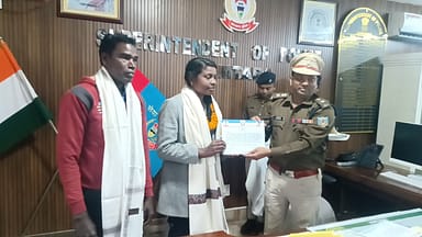 जामताड़ा एसपी राजकुमार मेहता सफल बेटियों शबनम, संजना और सोनम को सम्मानित करते हुए