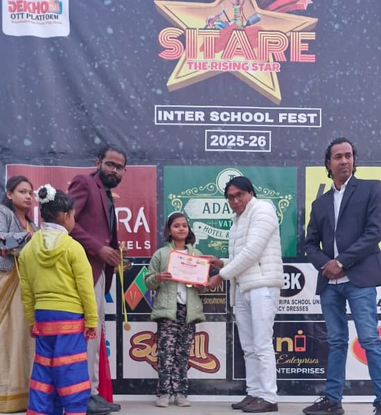 सितारे द राइजिंग स्टार इंटर स्कूल फेस्ट में अतिथियों द्वारा दीप प्रज्वलन, तीखमपुर आदर्श वाटिका