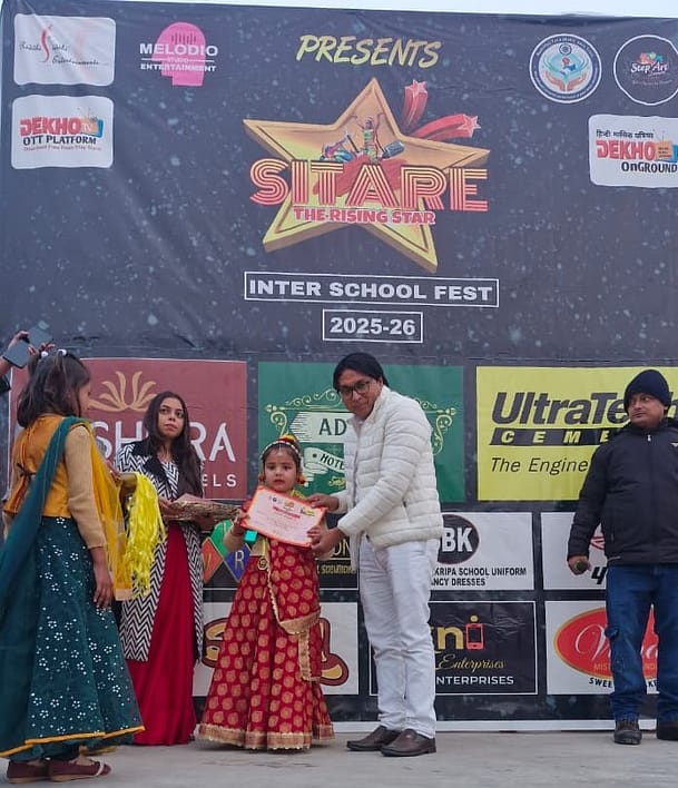 सितारे द राइजिंग स्टार इंटर स्कूल फेस्ट में अतिथियों द्वारा दीप प्रज्वलन, तीखमपुर आदर्श वाटिका