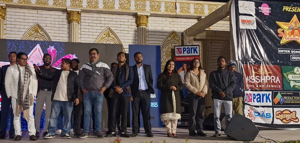 सितारे द राइजिंग स्टार इंटर स्कूल फेस्ट में अतिथियों द्वारा दीप प्रज्वलन, तीखमपुर आदर्श वाटिका