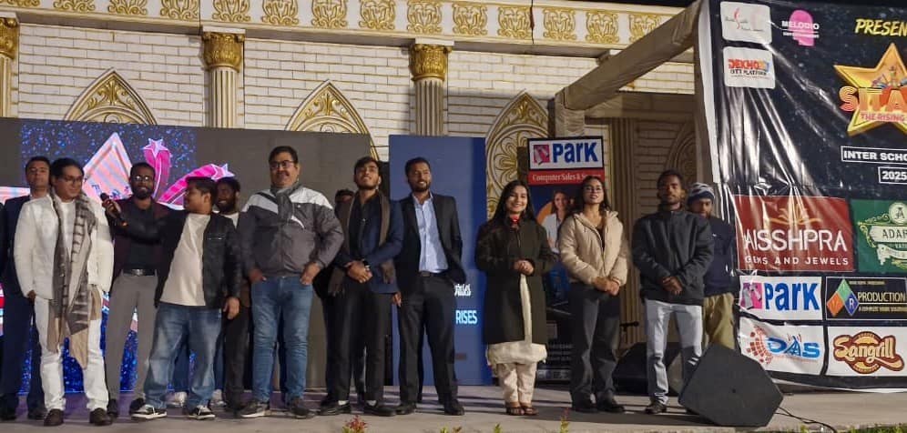 सितारे द राइजिंग स्टार इंटर स्कूल फेस्ट में अतिथियों द्वारा दीप प्रज्वलन, तीखमपुर आदर्श वाटिका